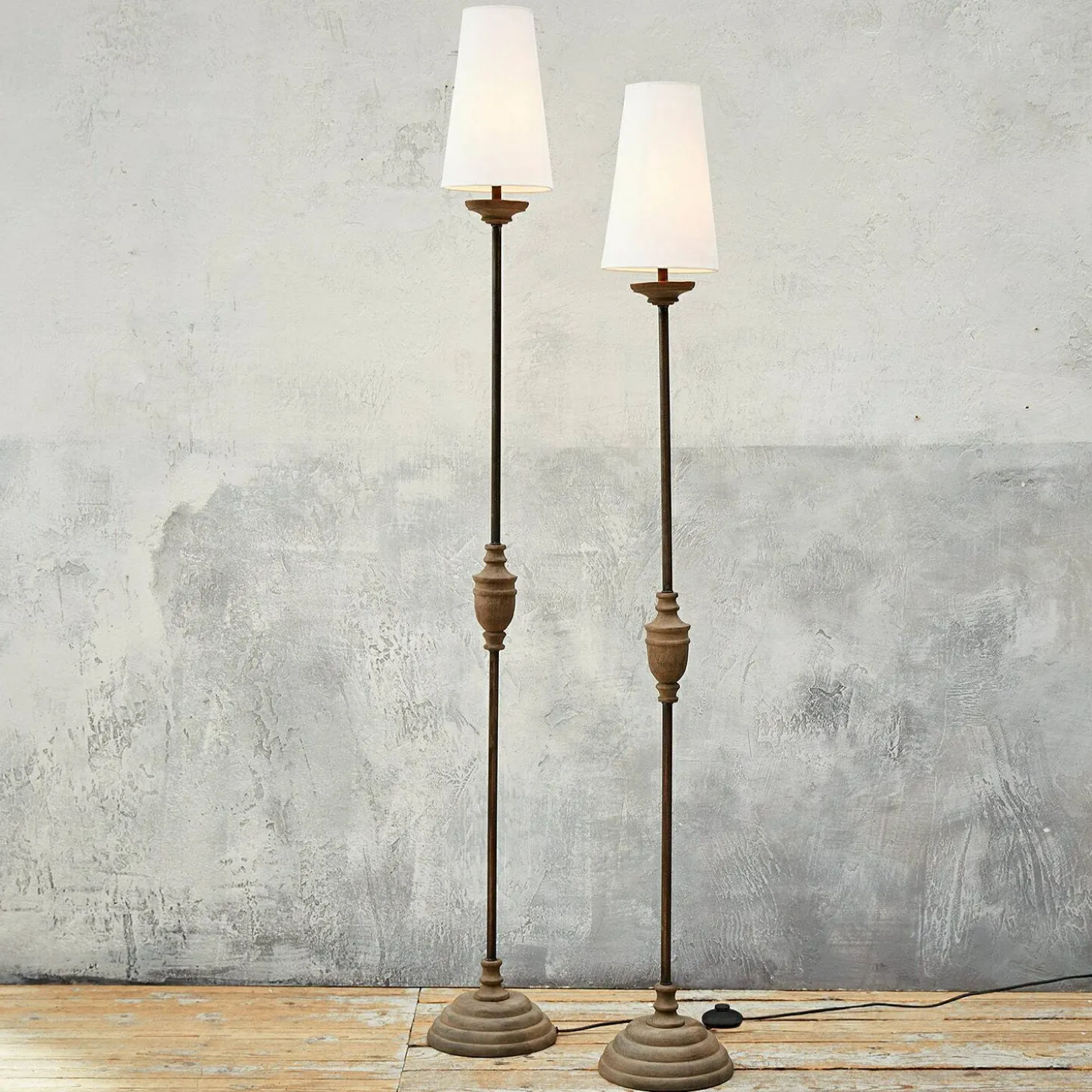 Coppia di lampade a stelo Abigail