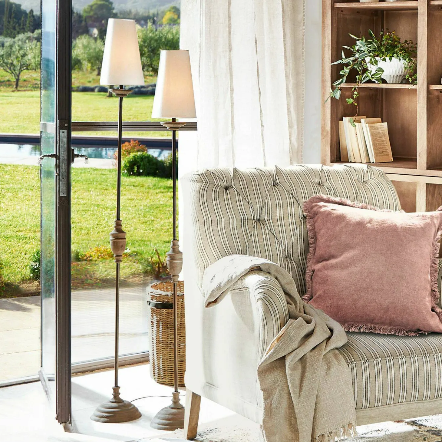 Coppia di lampade a stelo Abigail